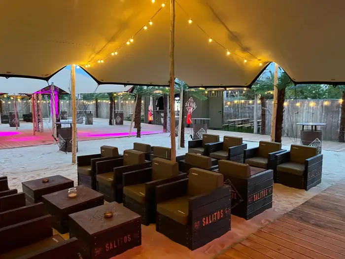 Lounge-Sitzgruppen unter dem Zeltdach der Beach Location