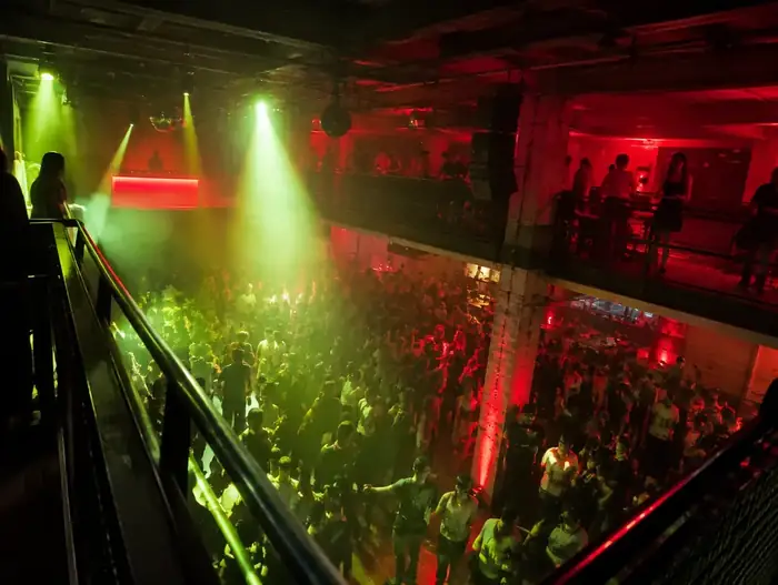 Blick von oben auf den vollen Main Floor