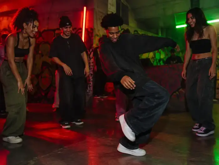 Gäste tanzen auf dem Dancefloor